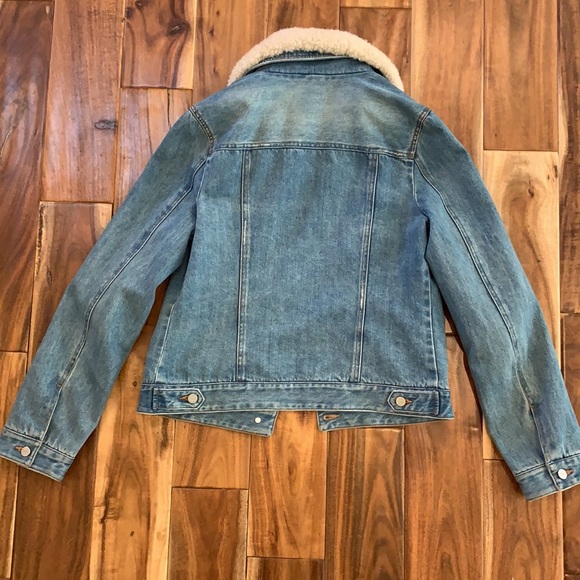 Beautiful UGG Vintage denim jacket with shearling collar. - Picture 5 of 7